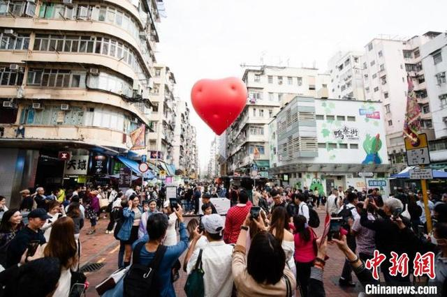 在深水埗桂林街的巨型红心吸引游人拍照。“活现香港”供图