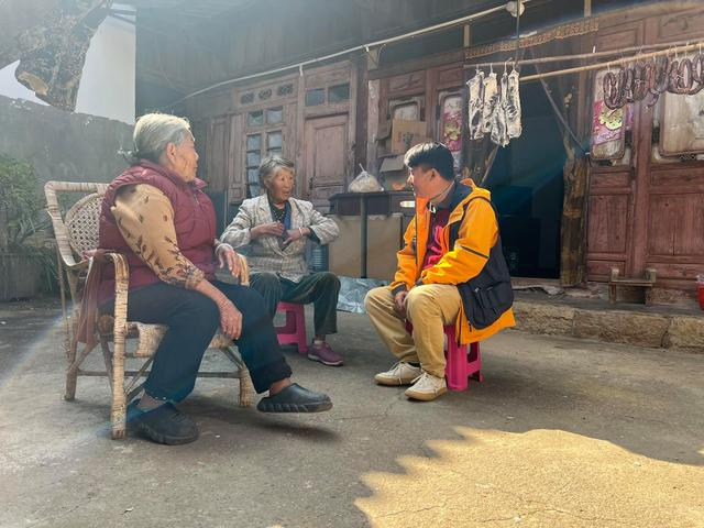 ▲施甸县益苗公益事业服务中心助老员上门探望独居老人