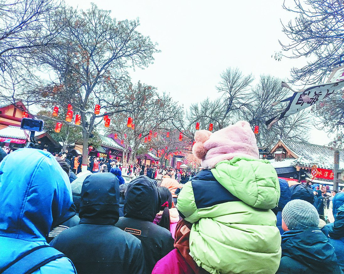 图为春节期间，清明上河园景区里游人如织，热闹非凡。 王东丽 摄