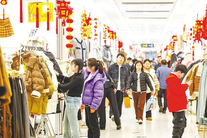 2月19日 ，在武汉市汉正街品牌服饰批发广场内，前来采购的客商和市民络绎不绝。（湖北日报全媒记者 倪娜 摄）