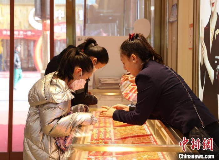 2024年2月，市民在商场内选购黄金饰品。　中新社记者 于晶 摄
