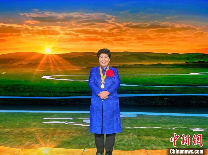 图为白晶莹在“十四冬”开幕式现场留影。　白晶莹供图