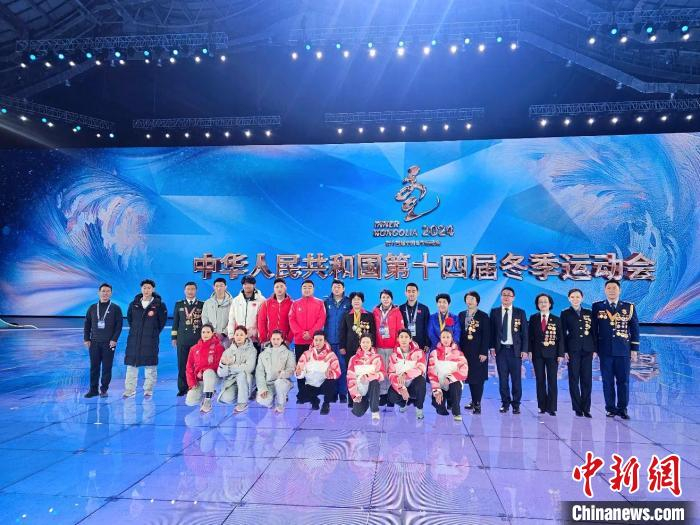 图为执旗队伍在“十四冬”开幕式现场合影。　白晶莹供图