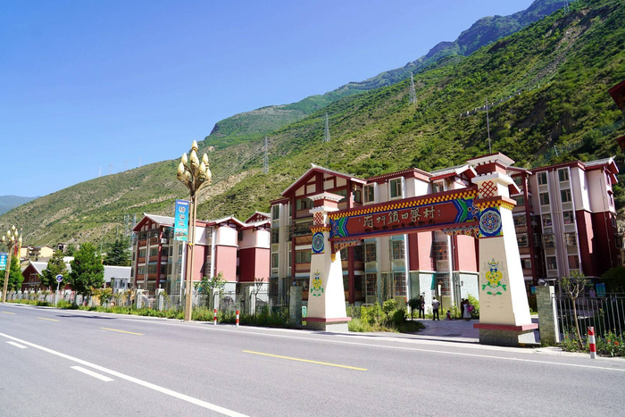 华西集团为定点帮扶的九寨沟四寨村援建文化特色大门。华西集团供图