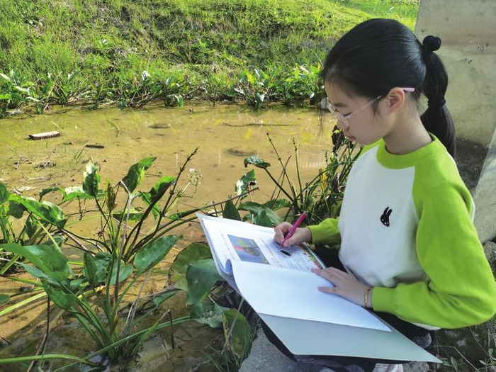     在寒假生态环保实践活动中，学生调查了解自然环境对生物多样性的影响。（学校供图）