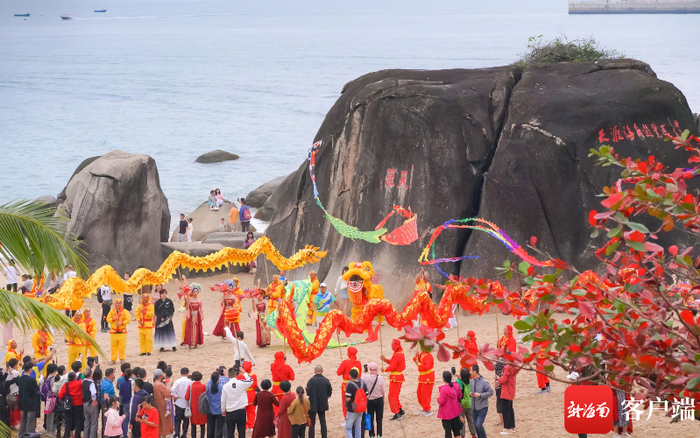 三亚天涯海角游览区舞龙舞狮表演。三亚旅文集团供图