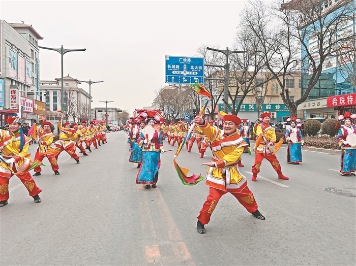     “满族花棍秧歌舞”展演现场。图片由省文旅厅非遗处提供