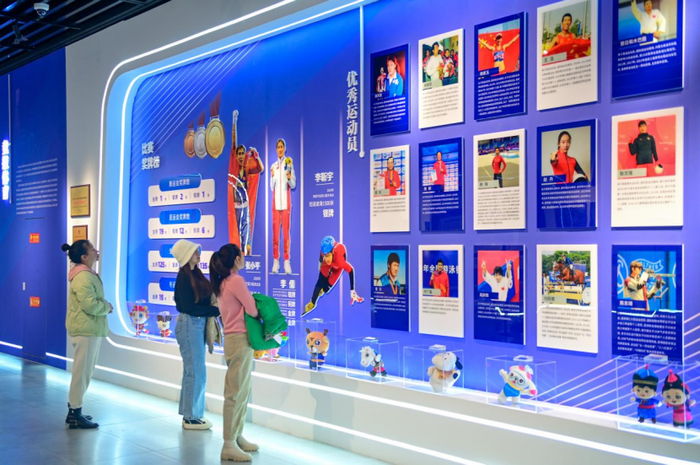 ↑2月14日，游客在呼伦贝尔历史博物馆观看内蒙古体育事业成就展。 王正 摄