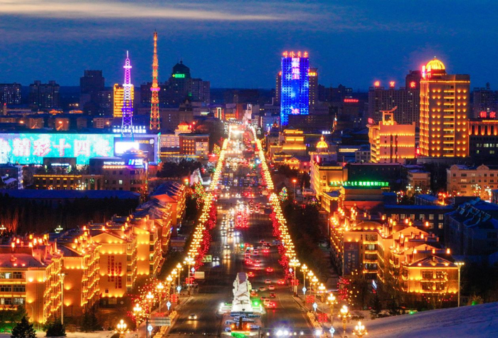 ↑2024年2月15日拍摄的呼伦贝尔市海拉尔区夜色（无人机照片）。 王正 摄