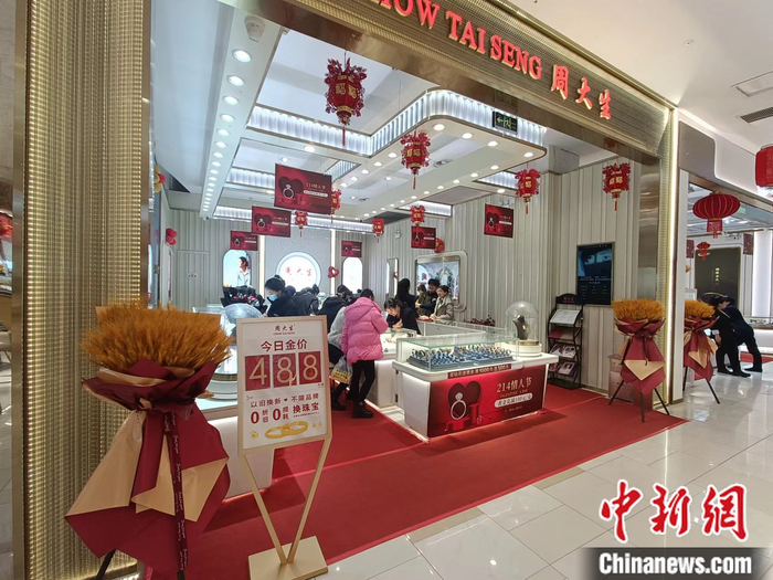 某家金店内，消费者正在选购商品。 左雨晴 摄