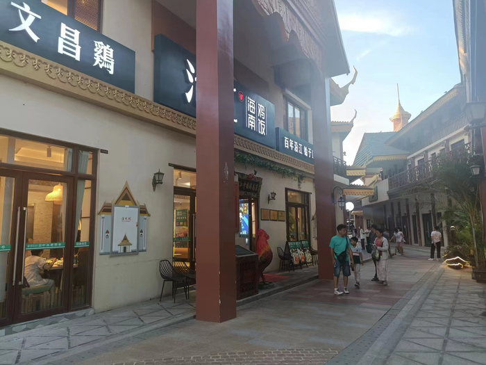 海花岛风情饮食街，时代财经/摄
