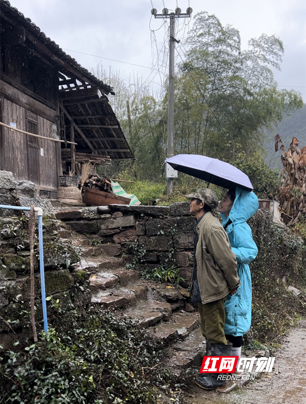 望着眼前的酉山酉水,向小菲的眼里满是对这一方水土,一地乡亲的爱意.
