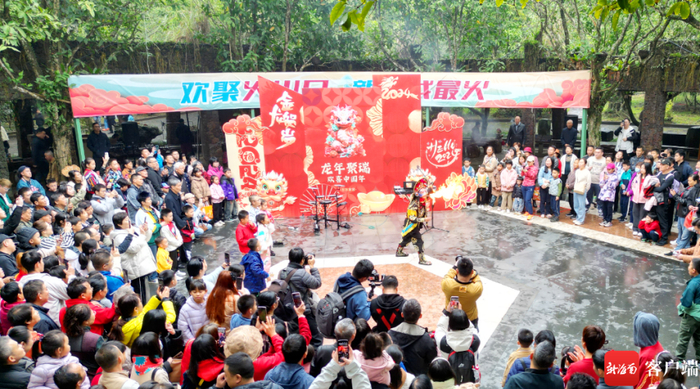 春节假期，游客打卡海口火山口公园。海口市旅文局供图