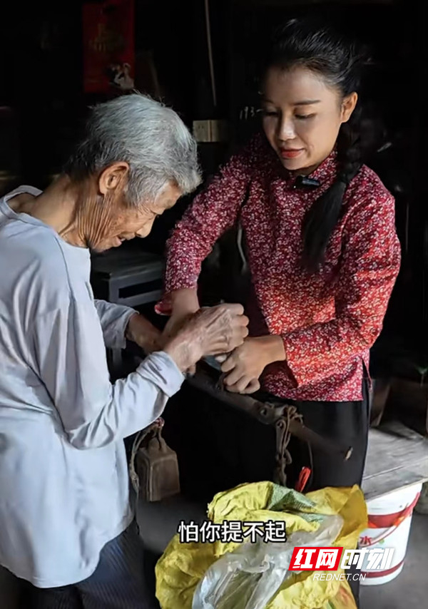 向小菲购买村民的农产品.