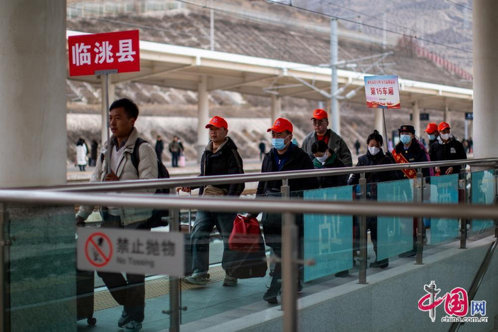 欢送仪式结束后，500余名定西籍务工人员准备乘坐G2096次列车从定西北站出发直达青岛市返岗就业。中国网记者 郑亮摄