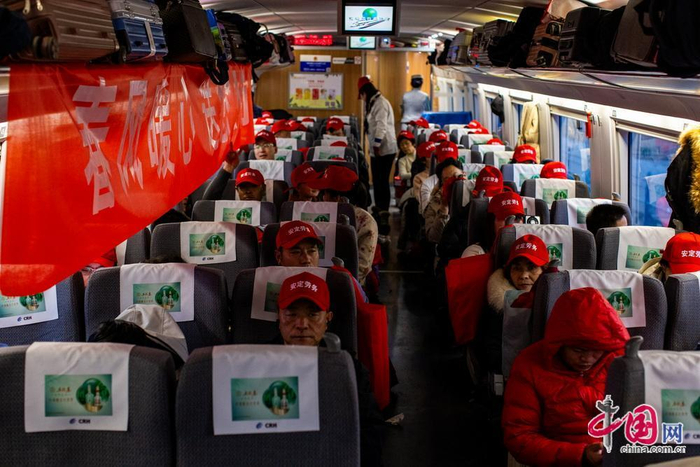 500余名定西籍务工人员乘坐G2096次列车前往青岛市返岗就业。中国网记者 郑亮摄