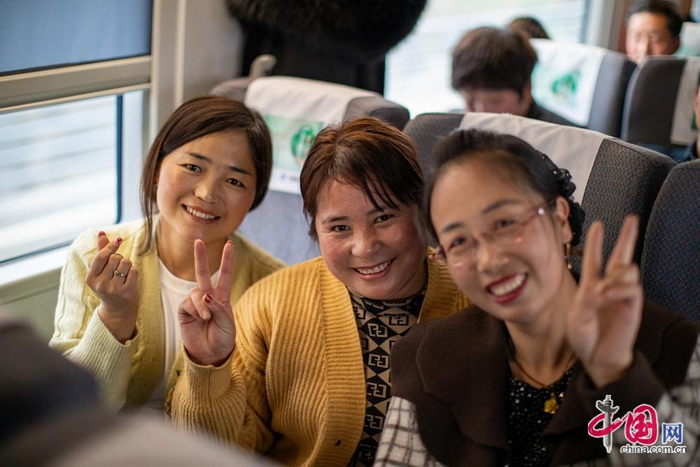 乘坐G2096次列车前往青岛市返岗就业的务工人员。中国网记者 郑亮摄