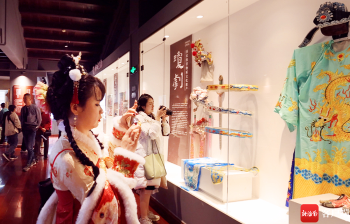 游客在海口非遗馆观展。海口市旅文局供图