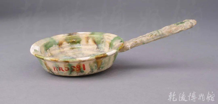 △ 三彩熨斗，唐代。乾陵博物馆藏。