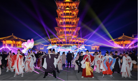 　　▲洛阳牡丹阁千灯节迎春灯会。景区供图