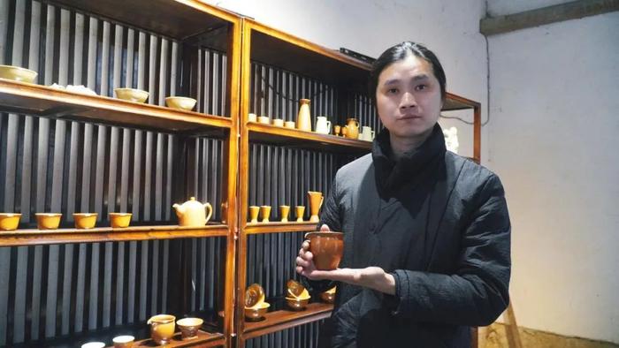 胡明和他的陶瓷艺术作品。
