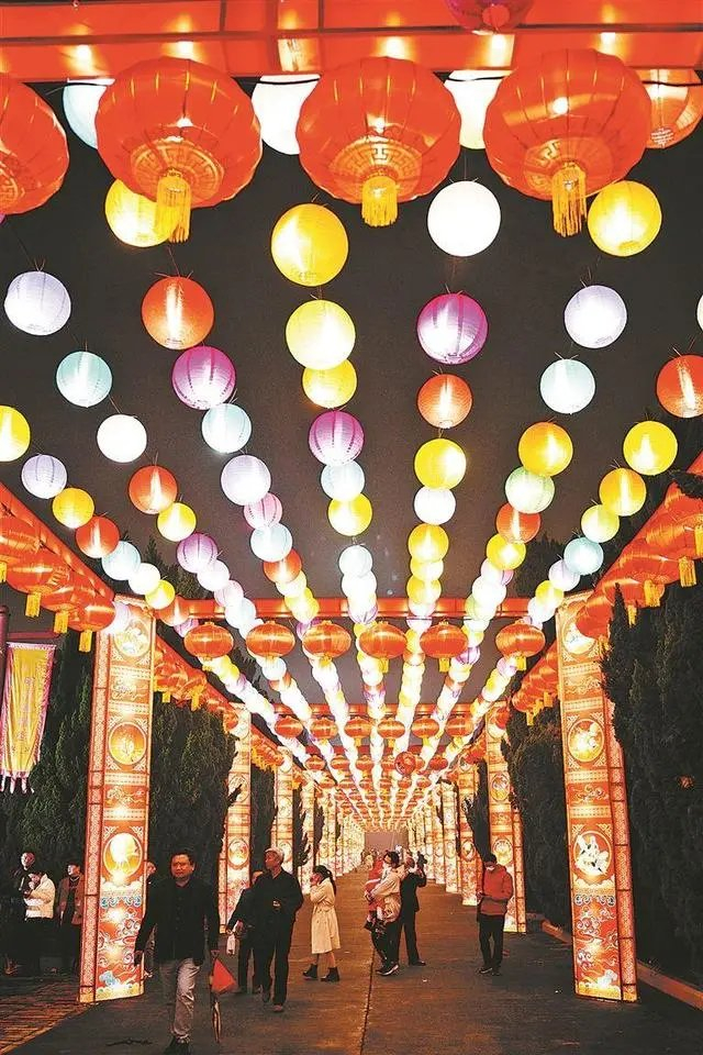 同安影视城花灯璀璨，引人驻足 同安区委宣传部供图