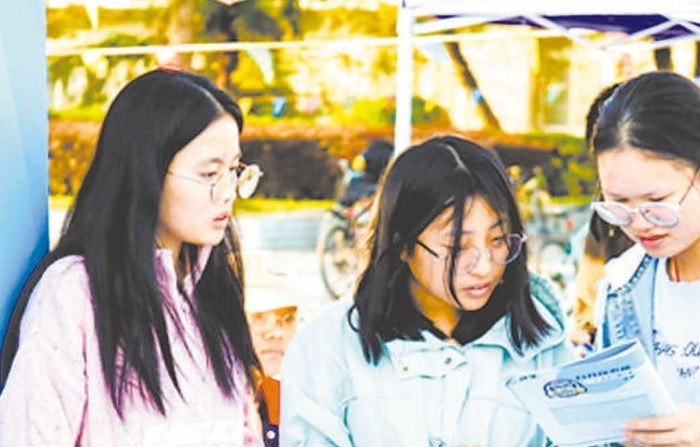 安庆师范大学举办“点亮生涯，职击未来”生涯嘉年华，帮助学生进行职业规划。董选如 摄