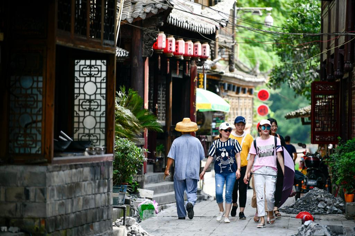 2019年7月18日，几名游客在边城镇游玩。