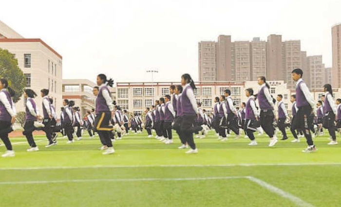 合肥经开实验学校利用课间开展体能训练活动。（受访者供图）