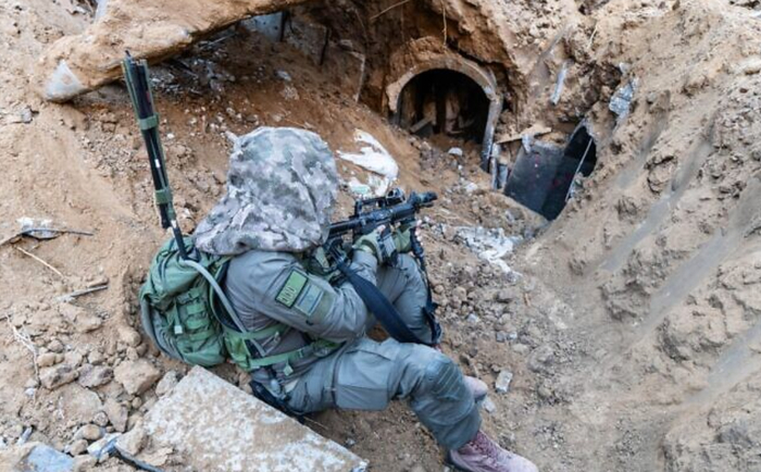 ▲以色列士兵堵住加沙地下隧道的一处出口