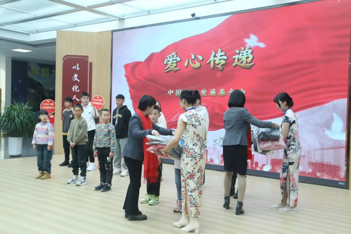 哈密市巴里坤哈萨克自治县妇联开展爱心捐赠活动。