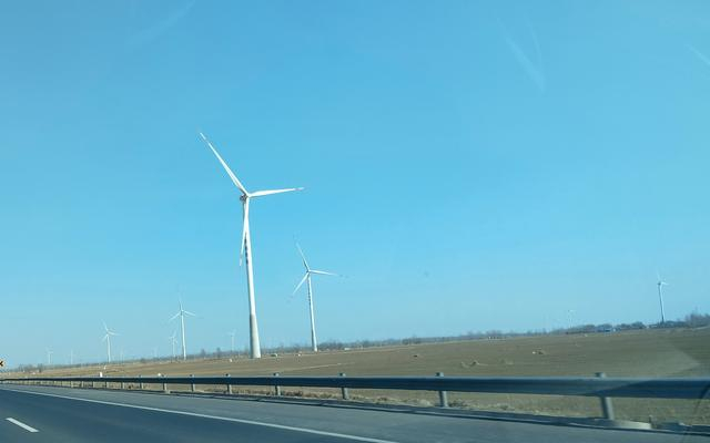 山东德州建设在平原地带的风电机组。新京报贝壳财经记者 白华兵 摄