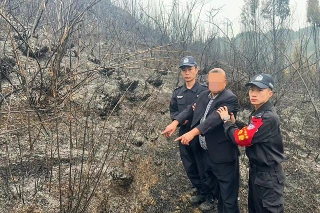 失火的犯罪嫌疑人指认现场。图片来源：息烽县公安局