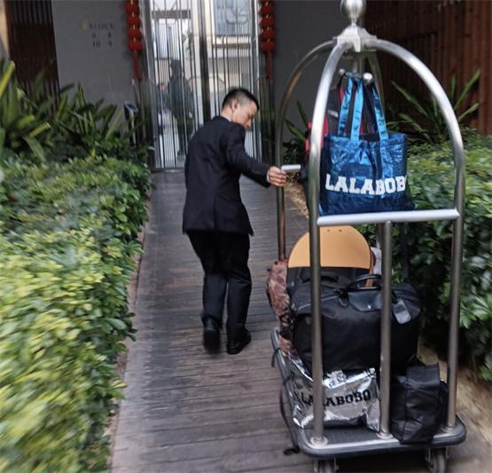       深圳伊敦雅诗阁服务公寓各部门通力协作，为客户提供个性化床品，为老人/儿童提供贴心服务，让客户感受宾至如归。