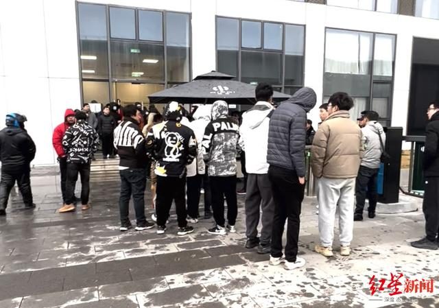 ▲2024年2月20日，有高合汽车的一线员工上班打卡被拒之门外