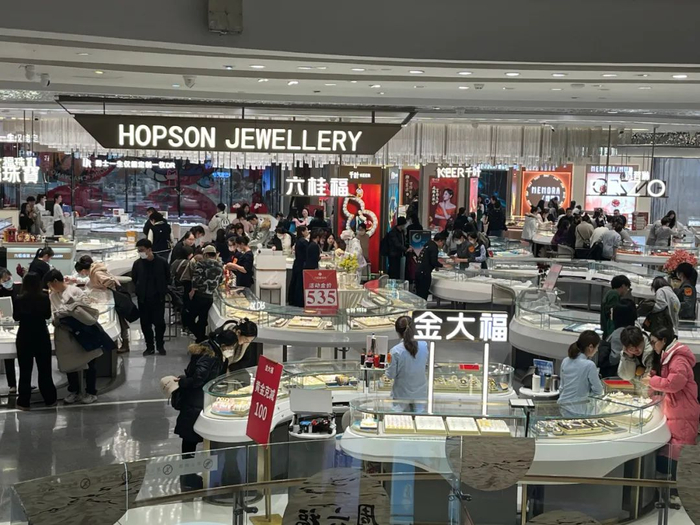 合生汇二楼的珠宝角。