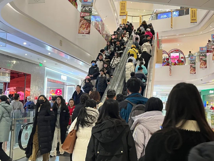 合生汇B1到1楼的电梯上，站满了人。