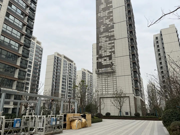 虹桥璀璨公馆的工人在修补外墙 每经记者 刘颂辉 摄