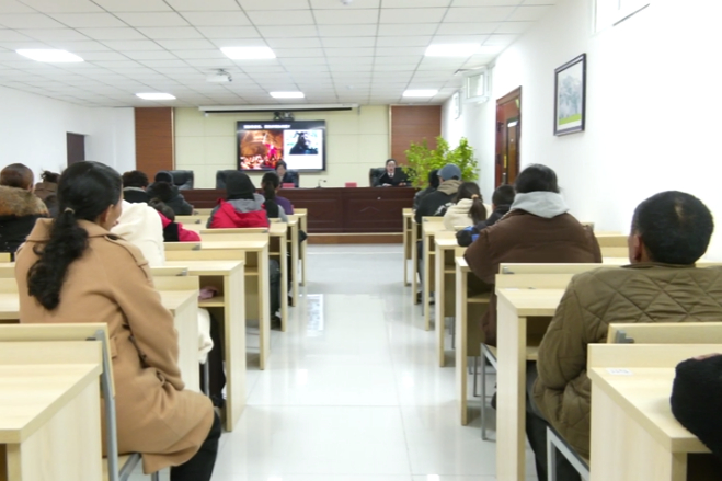 伊犁哈萨克自治州特克斯县检察官结合实际案例为孩子们讲解安全教育知识。