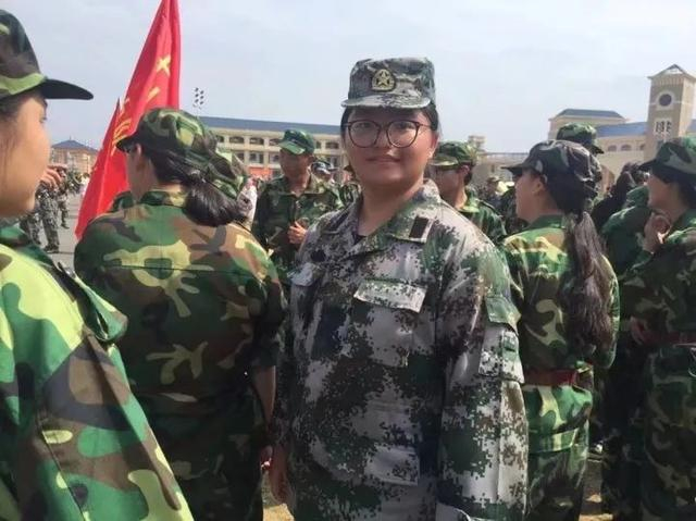 减肥前的小冯，摄于高二军训时。受访者供图