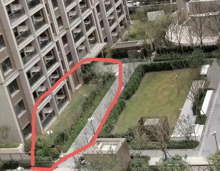 宁嘉馨苑的公共绿地被围起来成了一楼私有 业主供图