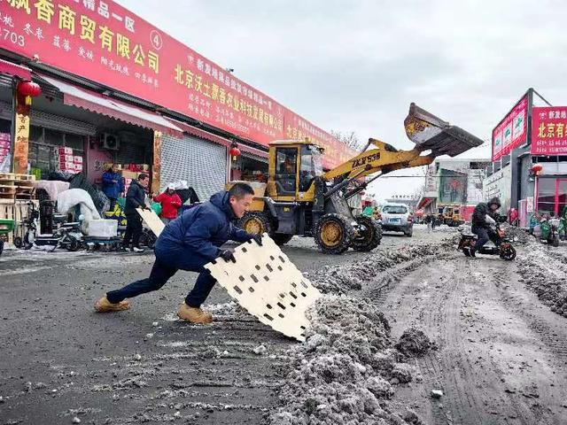 今天凌晨新发地市场调度了各交易区的管理人员，对道路进行清扫。北京新发地市场供图