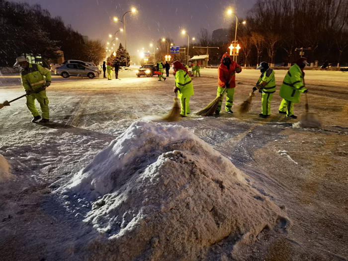 2月20日晚，一线环卫工人上路除雪。