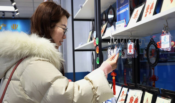 游客挑选文创商品。