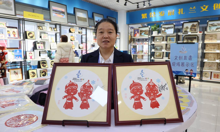 都叶梅和她的剪纸作品。