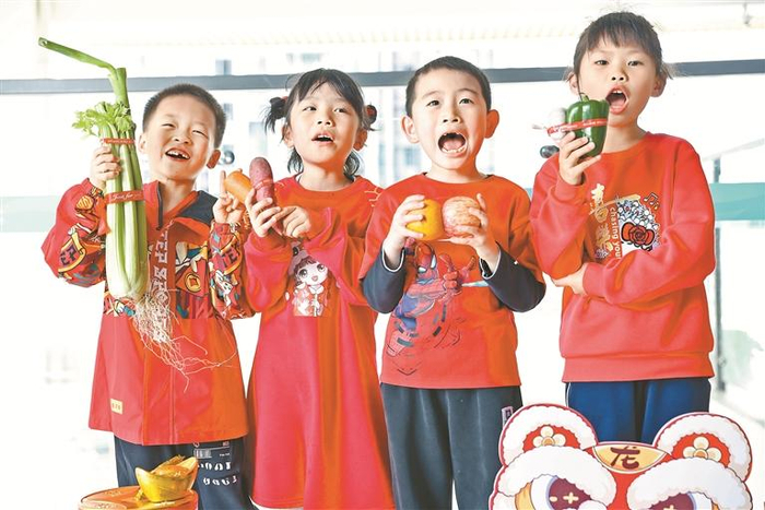 2月20日，开学第一天，龙胜实验学校为学生送上胡萝卜、芹菜等“水果蔬菜祝福”。 学校供图
