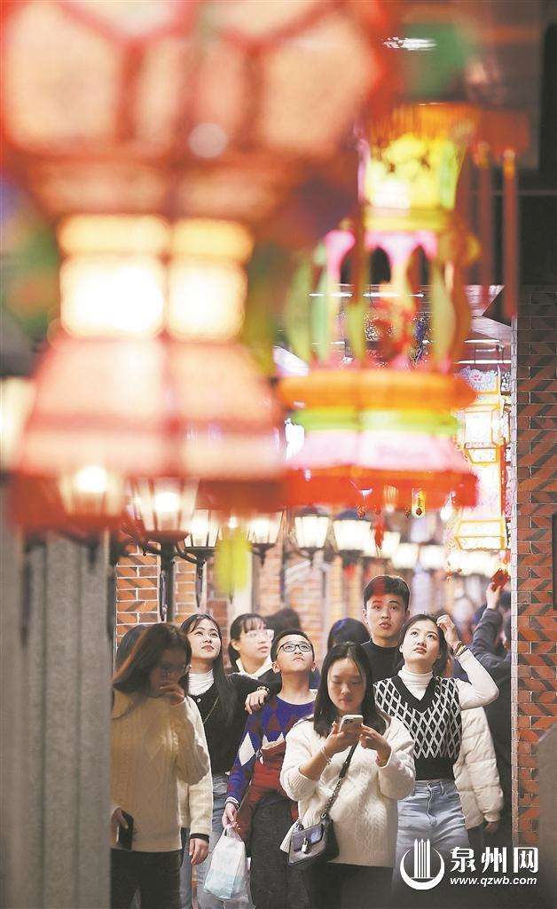 泉州中山路骑楼的元宵花灯已装置完毕 泉州网庄丽祥 摄