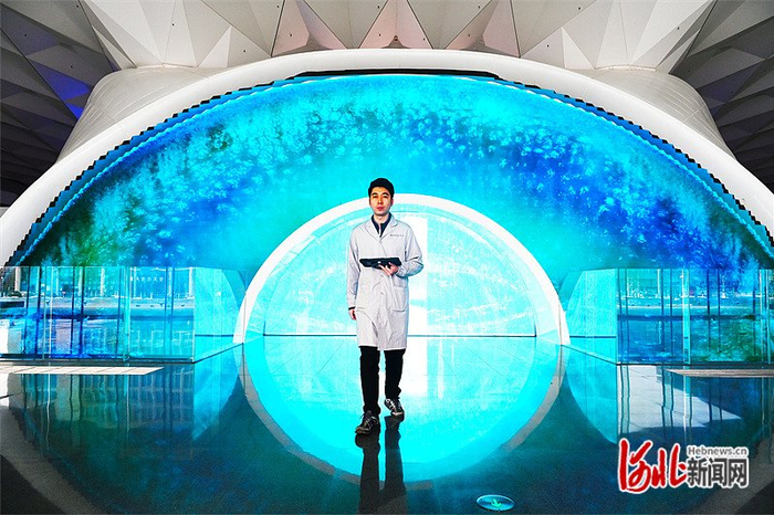 1月18日，雄安城市计算中心弱电智能化工程师苏东垚在中心内巡检。 河北日报记者 刘光昱摄