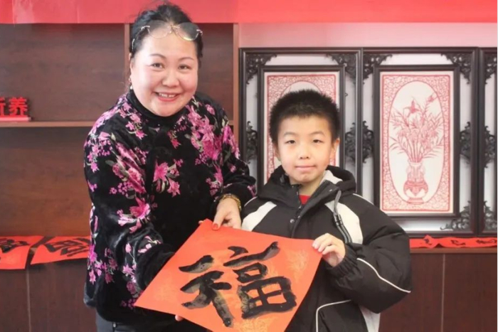 克拉玛依市克拉玛依区云祥社区妇联开展写春联活动。