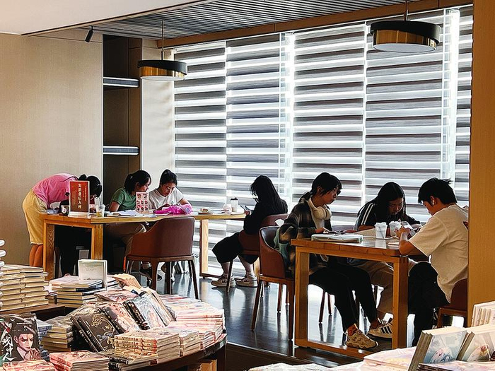     学生相约一起到书店写作业，氛围更好    本报记者许炀 摄
